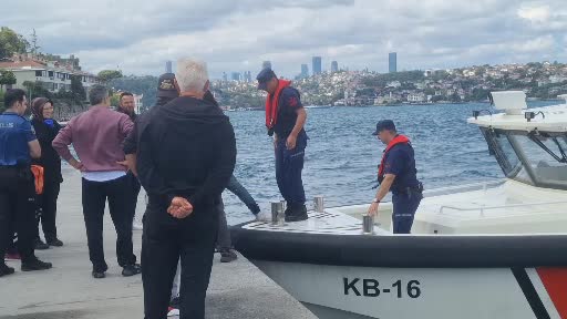 Beykoz'da korku dolu anlar: 2 kişi sörf tahtasından denize düşüp sürüklendi