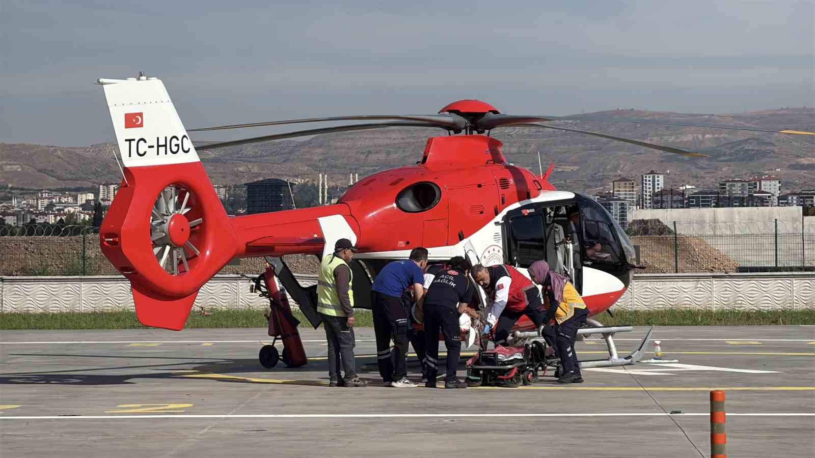 SİVAS’IN ZARA İLÇESİNDE AYI SALDIRISINA UĞRAYARAK AĞIR YARALANAN BİR KİŞİ AMBULANS HELİKOPTERLE ALINARAK SİVAS’A ULAŞTIRILDI.