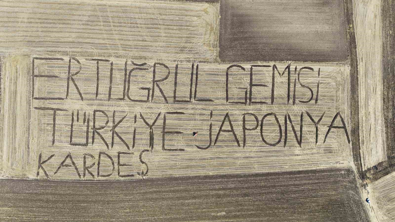 KIRKLARELİ’NİN LÜLEBURGAZ İLÇESİN BAĞLI EVRENSEKİZ BELDESİNDE YAŞAYAN FOTOĞRAF SANATÇISI BURAK TUNÇKOL, ERTUĞRUL FIRKATEYNİ FACİASININ 136. YIL DÖNÜMÜNDE TARLAYA TRAKTÖRLE ‘ERTUĞRUL GEMİSİ, TÜRKİYE-JAPONYA KARDEŞ’ YAZDI.