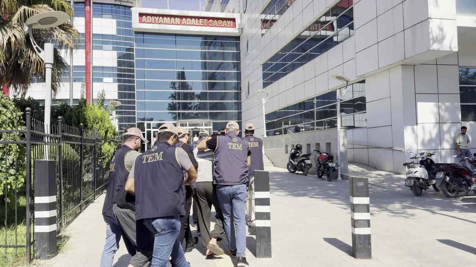 ADIYAMAN CUMHURİYET BAŞSAVCILIĞI KOORDİNESİNDE, İL EMNİYET MÜDÜRLÜĞÜ EKİPLERİNCE DEAŞ TERÖR ÖRGÜTÜNE YÖNELİK DÜZENLENEN OPERASYONDA GÖZALTINA ALINAN 4 ŞÜPHELİDEN 3’Ü TUTUKLANDI.