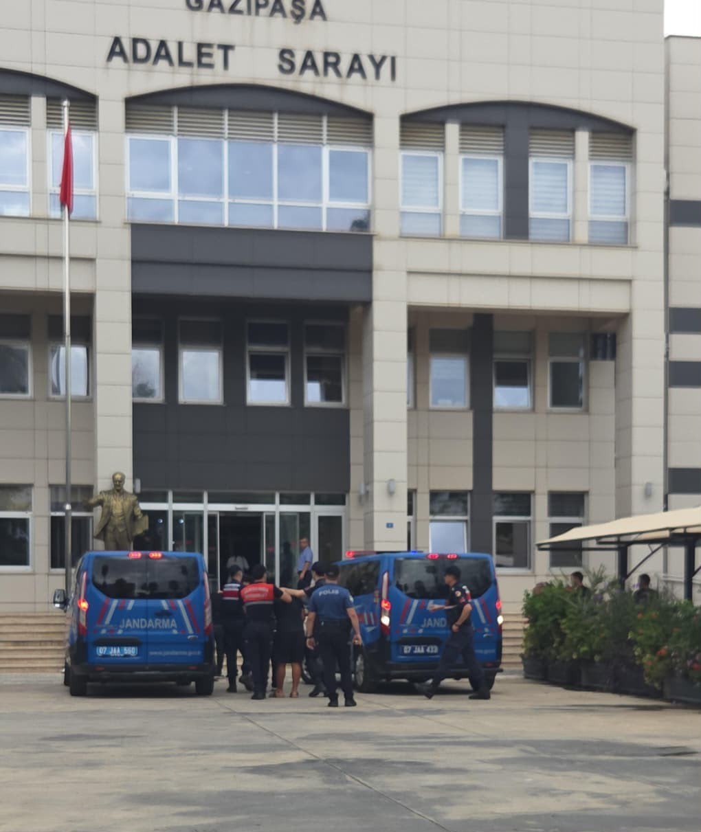 ANTALYA’NIN GAZİPAŞA İLÇESİNDE, GÖREVLİ POLİS MEMURU İLE VETERİNER HEKİMİN DARBEDİLDİĞİ OLAYDA GÖZALTINA ALINAN 3 ŞÜPHELİ, KASTEN YARALAMA SUÇUNDAN TUTUKLANDI.