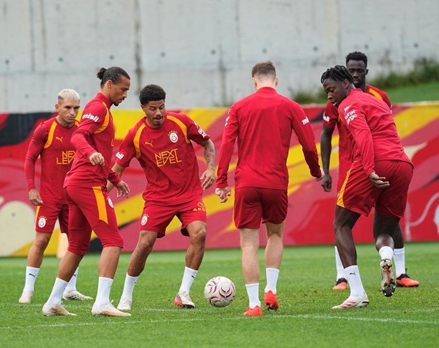 GALATASARAY, TRENDYOL SÜPER LİG'İN 6. HAFTASINDA TRABZONSPOR İLE DEPLASMANDA OYNAYACAĞI MAÇIN HAZIRLIKLARINI YAPTIĞI ANTRENMANLA SÜRDÜRDÜ.