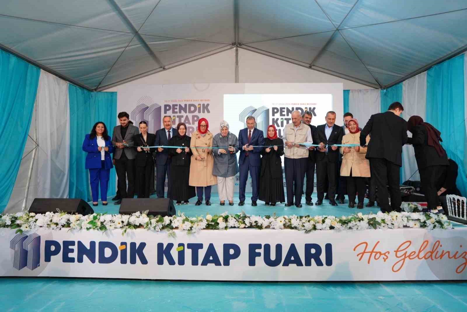 FUARIN AÇILIŞ TÖRENİNE AK PARTİ GENEL MERKEZ KADIN KOLLARI BAŞKANI VE İSTANBUL MİLLETVEKİLİ TUĞBA IŞIK ERCAN, İSTANBUL VALİ YARDIMCISI BEKİR DINKIRCI, AK PARTİ İSTANBUL İL KADIN KOLLARI BAŞKANI SALİHA DEMİRER’İN DE KATILDI.