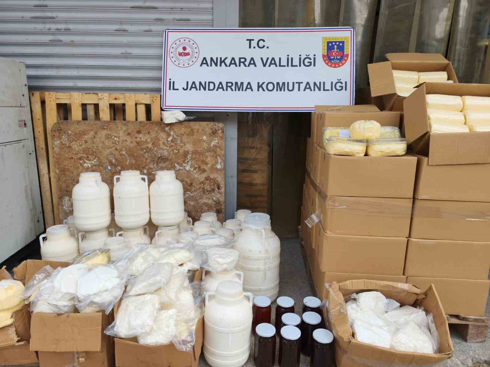 OPERASYONDA, BİR İŞ YERİNDE PİYASA DEĞERİ YAKLAŞIK 400 BİN LİRA OLAN 838 KİLOGRAM NİTELİĞİ DEĞİŞTİRİLMİŞ SÜT VE SÜT ÜRÜNÜ ELE GEÇİRİLDİ.
