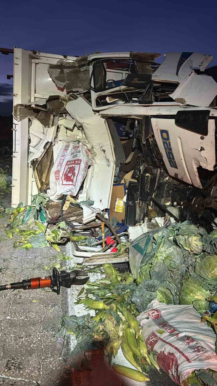 TARSUS-POZANTI OTOYOLUNDA KAMYON İLE TIRIN ÇARPIŞMASI SONUCU MEYDANA GELEN KAZADA 1 KİŞİ HAYATINI KAYBETTİ.