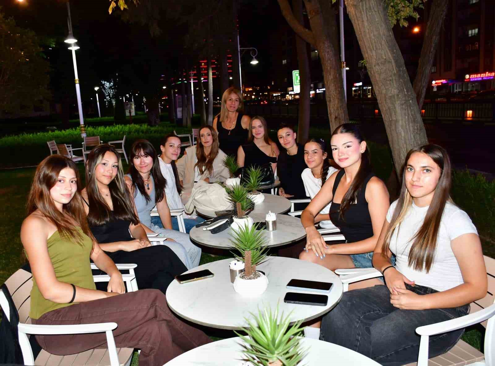 YUNUSEMRE BELEDİYESPOR, KADINLAR VOLEYBOL 2. LİG'DE HEDEFİNİ BÜYÜTTÜ. GENÇ VE TECRÜBELİ İSİMLERDEN OLUŞAN KADRO, MORAL YEMEĞİNDE BULUŞARAK SEZON ÖNCESİ BİRLİK VE BERABERLİK MESAJI VERDİ.
