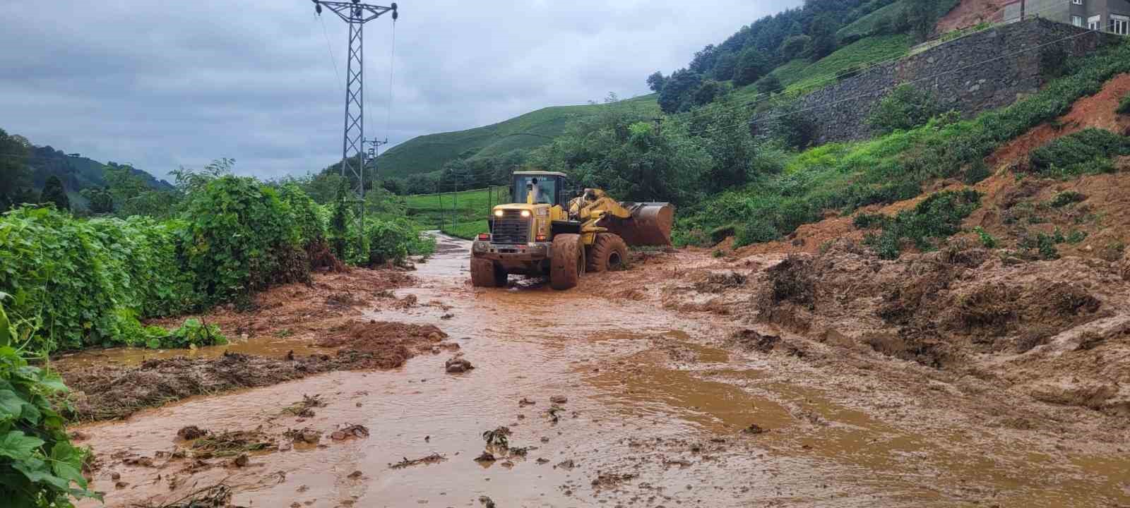 TRABZON BÜYÜKŞEHİR BELEDİYESİ EKİPLERİ, DÜN AKŞAM ETKİLİ OLAN SAĞANAK YAĞIŞIN ARDINDAN OLUŞAN OLUMSUZLUKLARI GİDERMEK VE VATANDAŞLARIN MAĞDURİYET YAŞAMAMASI İÇİN YAĞIŞIN İLK ANINDAN İTİBAREN SAHADA YOĞUN ÇALIŞMA YÜRÜTTÜ.