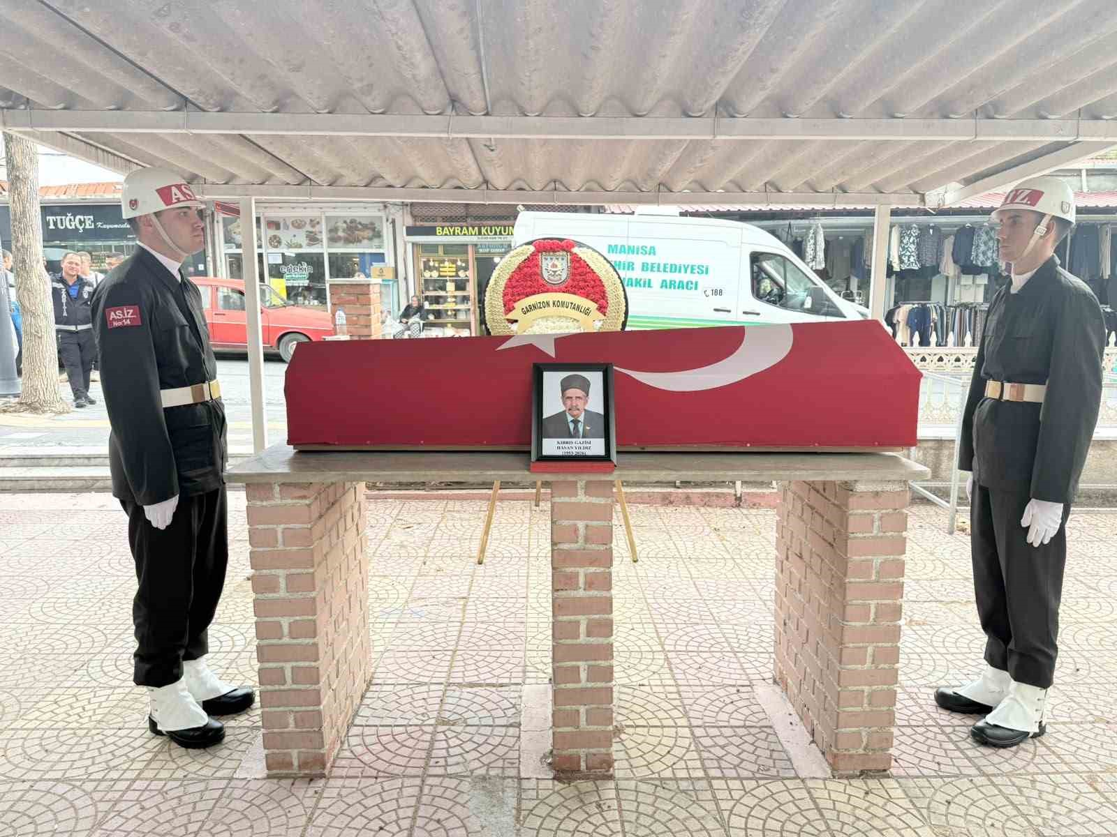 MANİSA’NIN GÖRDES İLÇESİNDE YAŞAMINI YİTİREN 73 YAŞINDAKİ KIBRIS GAZİSİ HASAN YILDIZ, DÜZENLENEN ASKERİ TÖRENLE SON YOLCULUĞUNA UĞURLANDI.