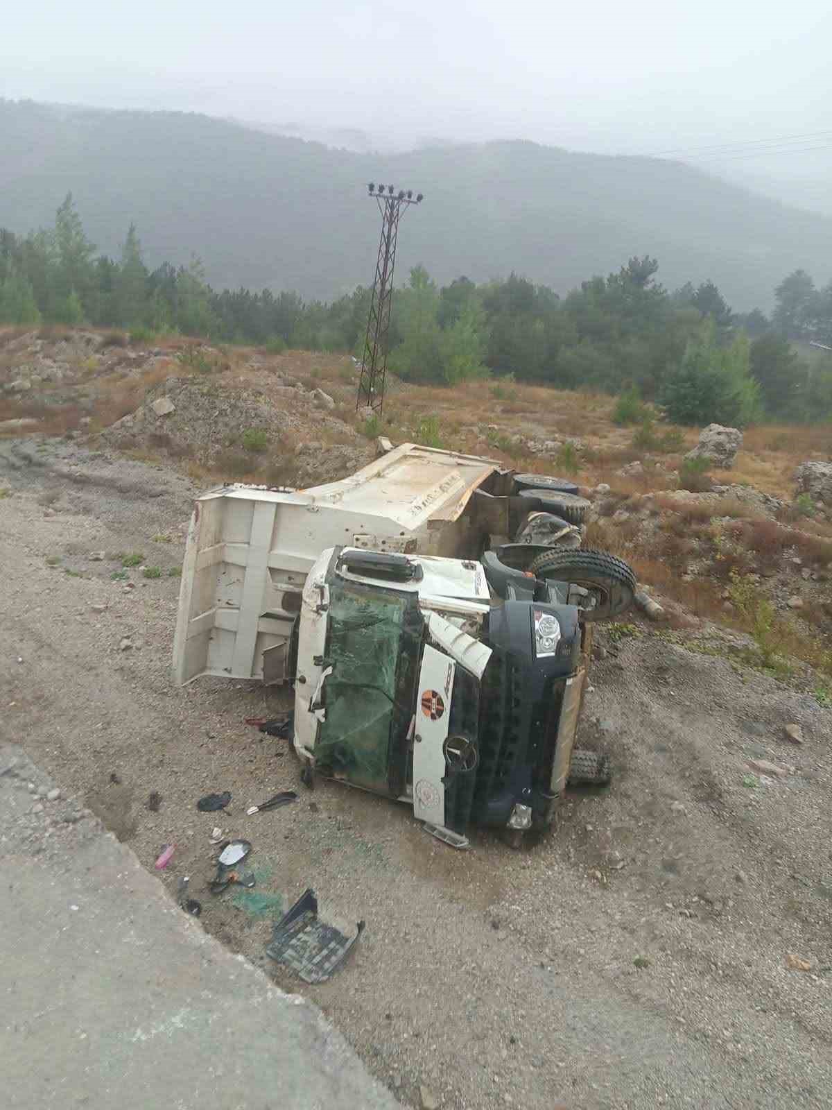 BOLU’DA, YAĞIŞ NEDENİYLE KAYGANLAŞAN YOLDA KONTROLDEN ÇIKAN HAFRİYAT KAMYONUNUN ŞARAMPOLE DEVRİLMESİ SONUCU SÜRÜCÜ YARALANDI.