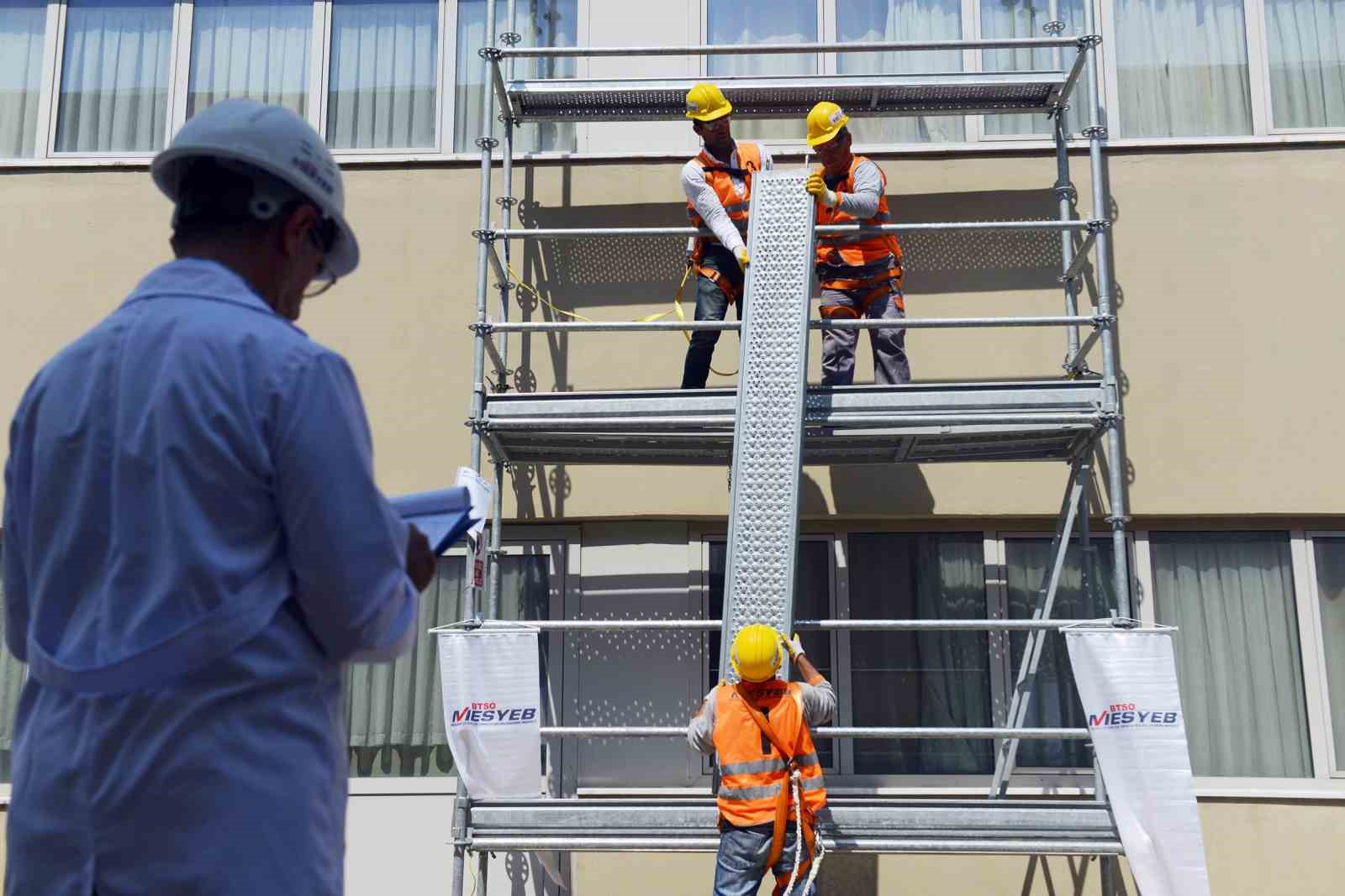 BURSA TİCARET VE SANAYİ ODASI (BTSO) BÜNYESİNDE FAALİYET GÖSTEREN VE 112 MESLEKTEKİ YETKİ ALANIYLA TÜRKİYE’NİN EN BÜYÜK BELGELENDİRME MERKEZİ KONUMUNDA BULUNAN BTSO MESYEB, BUGÜNE KADAR 135 BİNİ AŞKIN ÇALIŞANI BELGELENDİREREK İŞ DÜNYASININ NİTELİKLİ İNSAN KAYNAĞI İHTİYACINA STRATEJİK BİR KATKI SUNUY