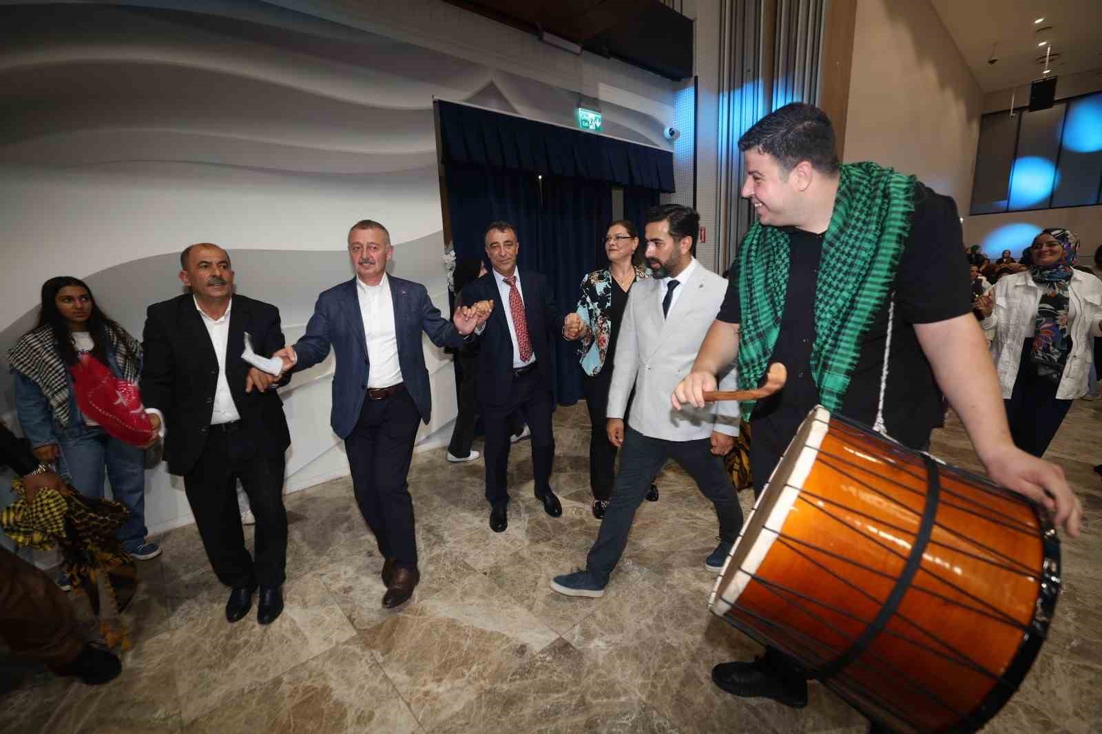 KOCAELİ’DE VANLILARIN DÜZENLEDİĞİ GELENEKSEL HALAY ŞÖLENİ’NE KATILAN KBB BAŞKANI TAHİR BÜYÜKAKIN, VATANDAŞLARLA BİRLİKTE HALAY ÇEKTİ. BÜYÜKAKIN, HALAYIN BİRLİK VE BERABERLİĞİN SEMBOLÜ OLDUĞUNU BELİRTEREK, “HALAY DA BİZİM, HORON DA BİZİM” DEDİ.