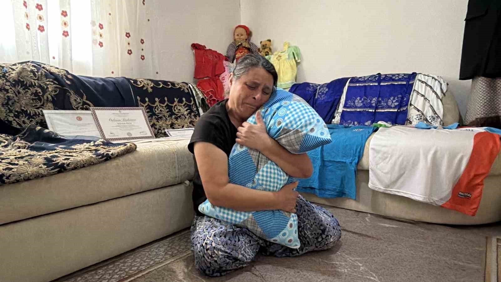 ANNE ÖZLEM FİLİZ, KIZININ KOKUSUNU HİSSETTİĞİ YASTIĞINI ELİNDEN BIRAKAMAZKEN, BİRSEN İÇİN HAZIRLANAN EVDE BUGÜN DÜĞÜN TELAŞI YERİNE YARIM KALAN BİR HAYATIN ACISI YAŞANIYOR.