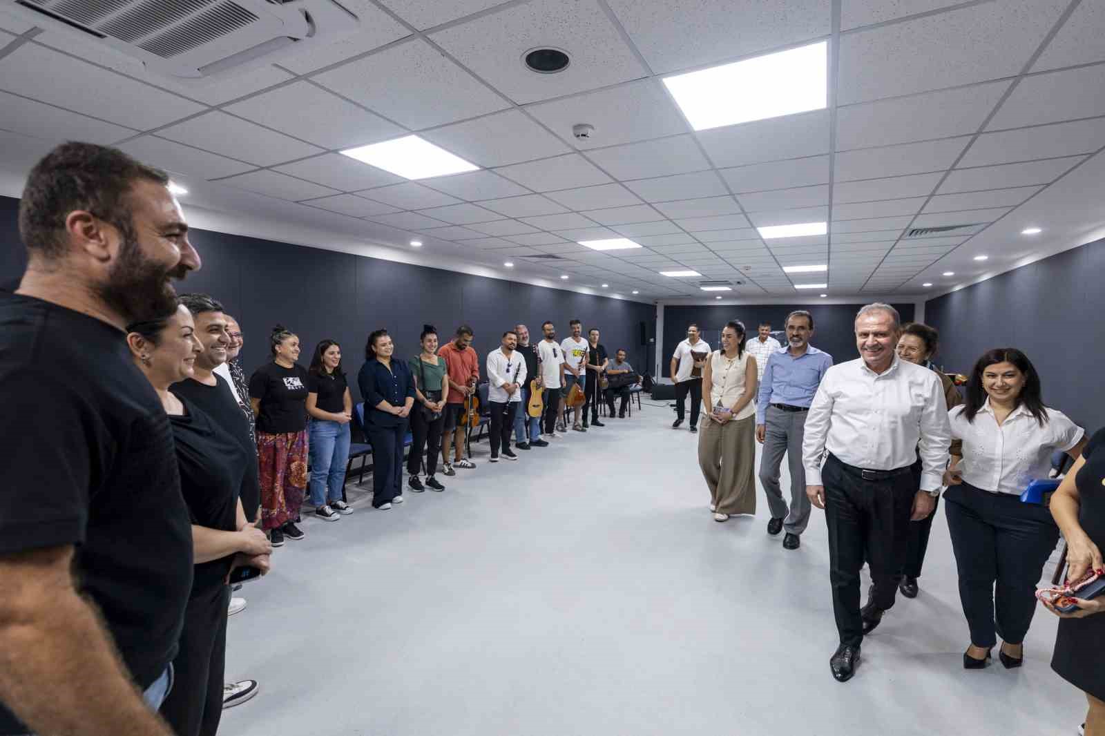 MERSİN BÜYÜKŞEHİR BELEDİYE BAŞKANI VAHAP SEÇER, MACİT ÖZCAN SPOR TESİSLERİNDE FARKLI BİRİMLERDE GÖREV YAPAN PERSONELLE BİR ARAYA GELEREK YÜRÜTÜLEN ÇALIŞMALAR HAKKINDA BİLGİ ALDI.
