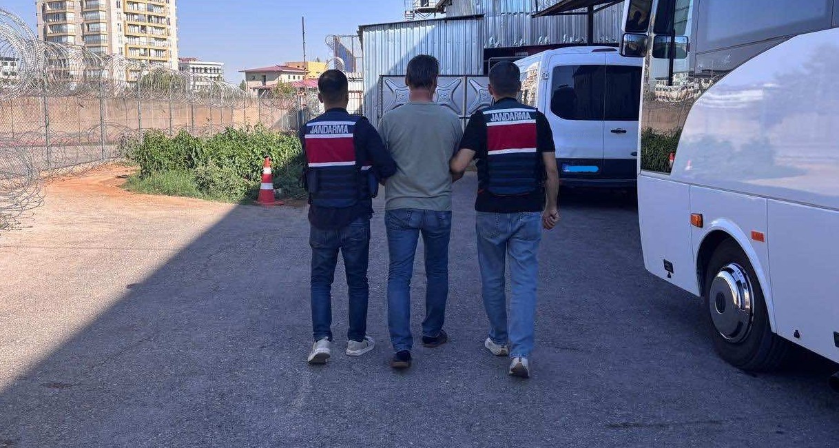 GAZİANTEP'TE SOSYAL MEDYA HESAPLARI ÜZERİNDEN MÜSTEHCEN İÇERİKLİ GÖRÜNTÜLER PAYLAŞAN ŞAHIS, JANDARMA EKİPLERİNCE YAKALANDIKTAN SONRA ADLİ MERCİLERCE TUTUKLANDI.