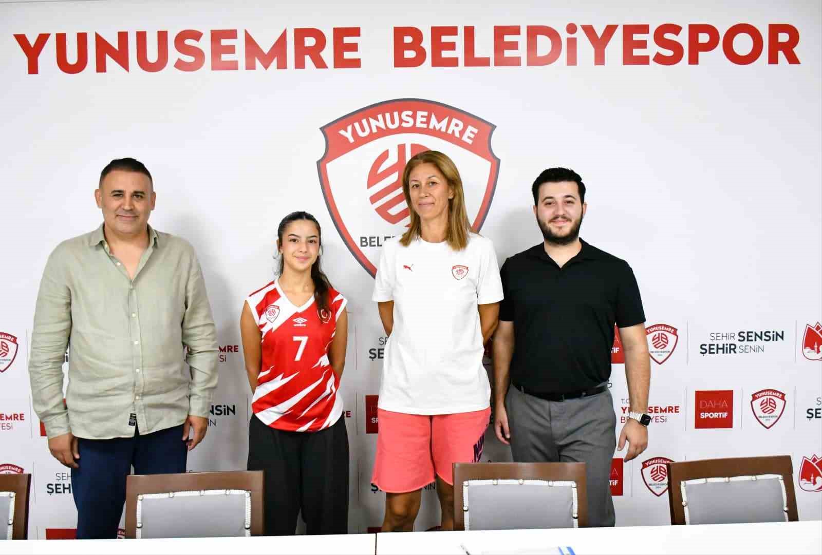 KADINLAR VOLEYBOL 2. LİG'DE YENİ SEZON HAZIRLIKLARINI SÜRDÜREN YUNUSEMRE BELEDİYESPOR, GÖZTEPE'NİN GENÇ LİBEROSU EYLÜL AYDEMİR'İ KADROSUNA KATTI. EYLÜL, DÜZENLENEN İMZA TÖRENİYLE YUNUSEMRE BELEDİYESPOR AİLESİNE KATILDI.