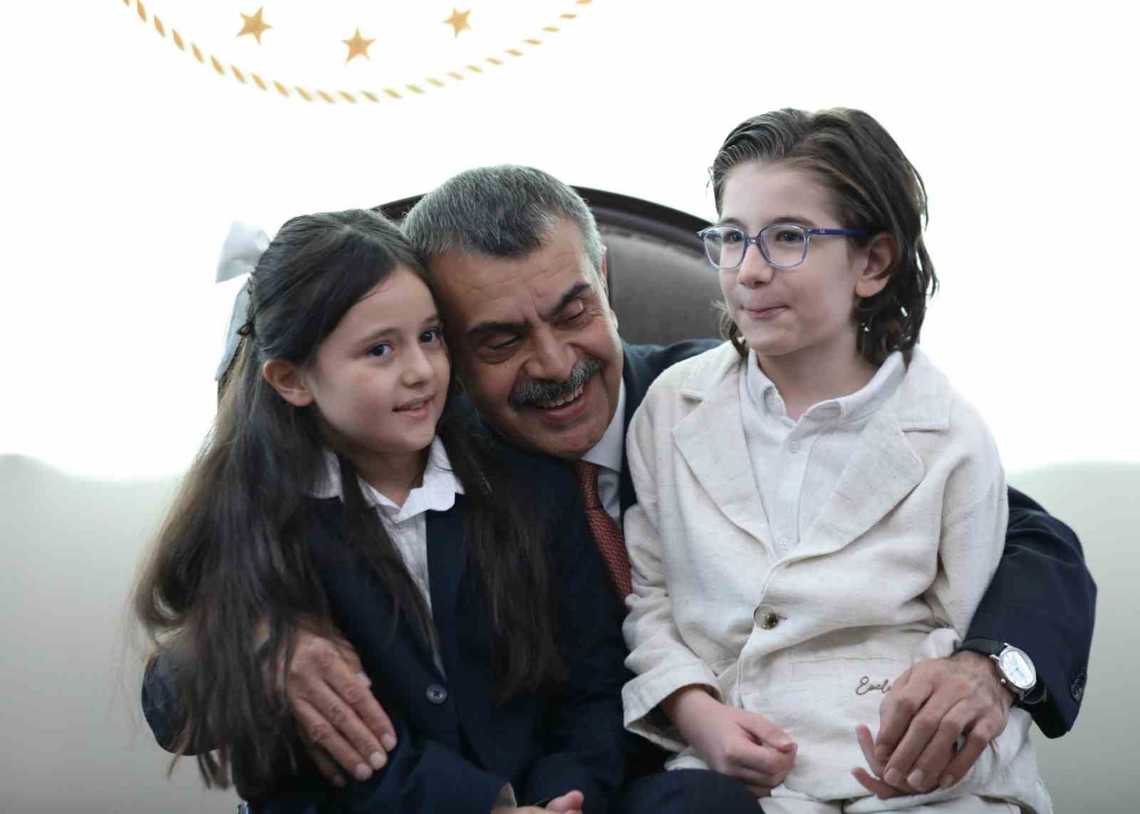 MİLLİ EĞİTİM BAKANI YUSUF TEKİN, 2026-2027 EĞİTİM ÖĞRETİM YILI AÇILIŞ TÖRENİNDE CUMHURBAŞKANI RECEP TAYYİP ERDOĞAN İLE BİRLİKTE TÜRKÜ SÖYLEYEN ANKARA GÜZEL SANATLAR MÜZİK İLKOKULU ÖĞRENCİLERİ BENGÜ YEŞİLBAŞ VE KIVANÇ ÖZGÜR’Ü KABUL ETTİ.