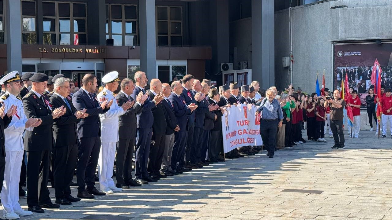 ZONGULDAK’TA 19 EYLÜL GAZİLER GÜNÜ DOLAYISIYLA ATATÜRK ANITI’NDA TÖREN DÜZENLENDİ. PROGRAMDA ANITA ÇELENK SUNULURKEN, SAYGI DURUŞUNDA BULUNULDU VE İSTİKLAL MARŞI OKUNDU.