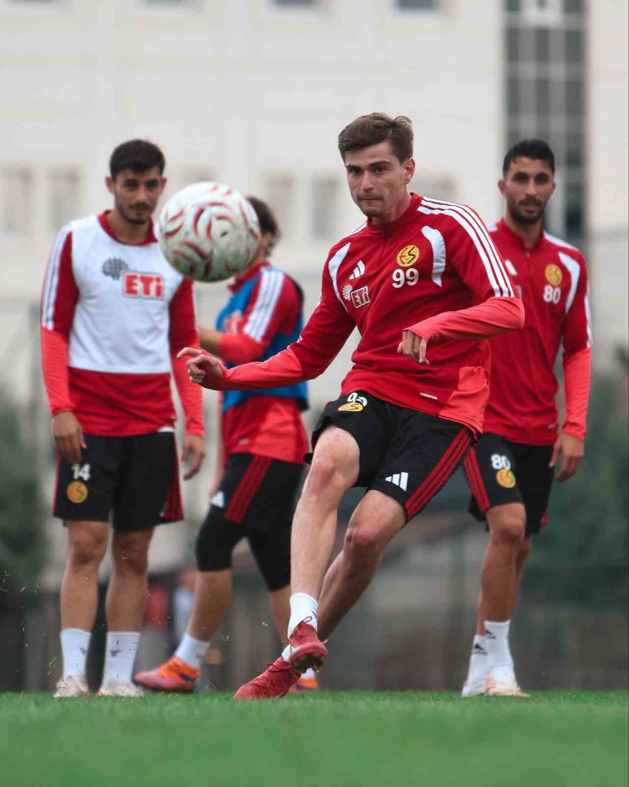 TFF 3. LİG 2. GRUP'TA MÜCADELE EDEN ESKİŞEHİRSPOR, BİGASPOR DEPLASMANI İÇİN HAZIRLIKLARINI TAMAMLADI.