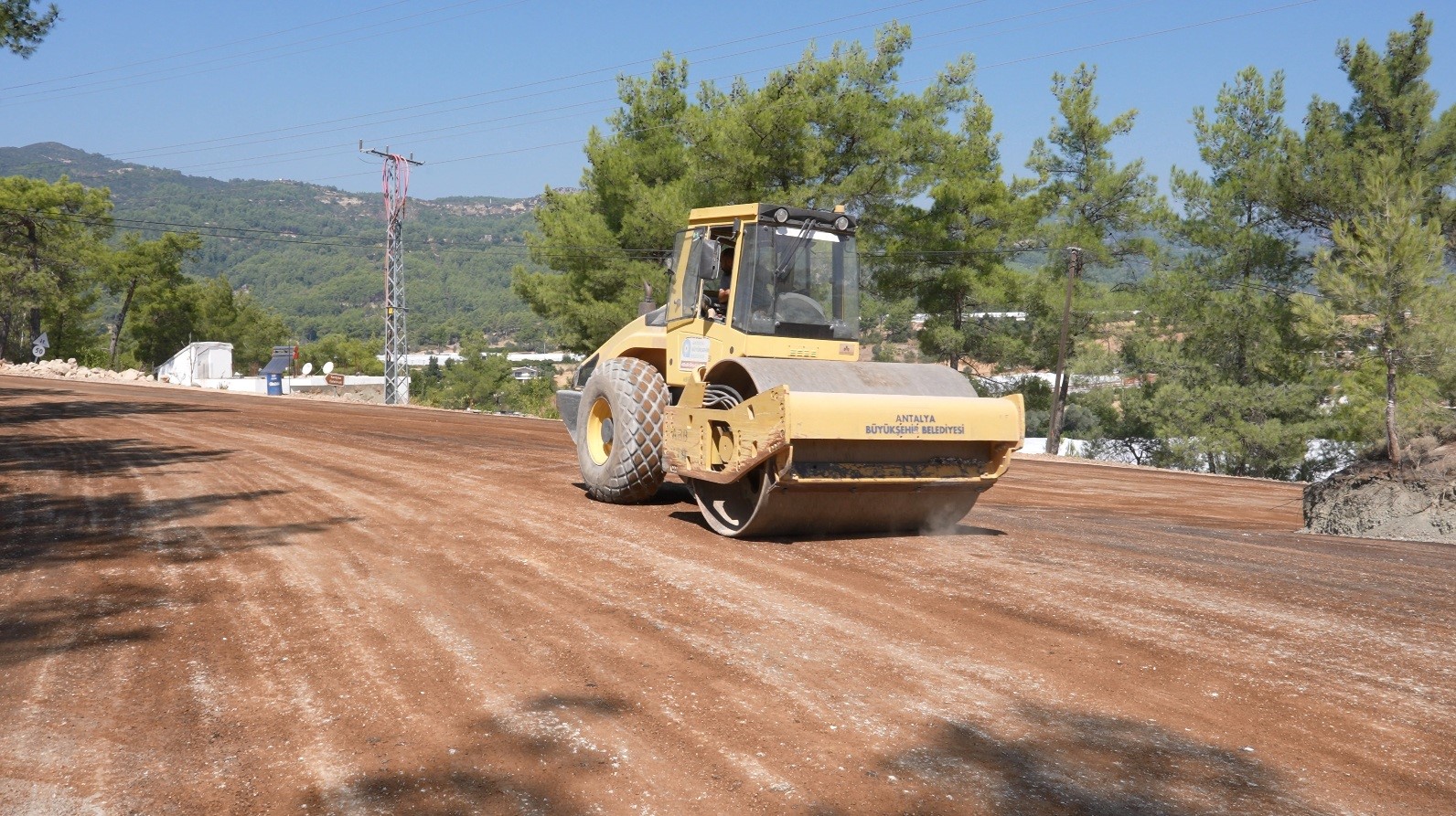 ANTALYA BÜYÜKŞEHİR BELEDİYESİ, KAŞ’IN KIRSAL MAHALLELERİNDE YOL ÇALIŞMALARINI SÜRDÜRÜYOR. İLÇEYE YAKLAŞIK 15 KİLOMETRE UZAKLIKTAKİ UĞRAR MAHALLESİ’Nİ KIZILAĞAÇ VE AKÖRÜ MAHALLELERİNE BAĞLAYAN 16 KİLOMETRELİK YOLDA SATHİ ASFALT ÇALIŞMASI GERÇEKLEŞTİRİLİYOR.