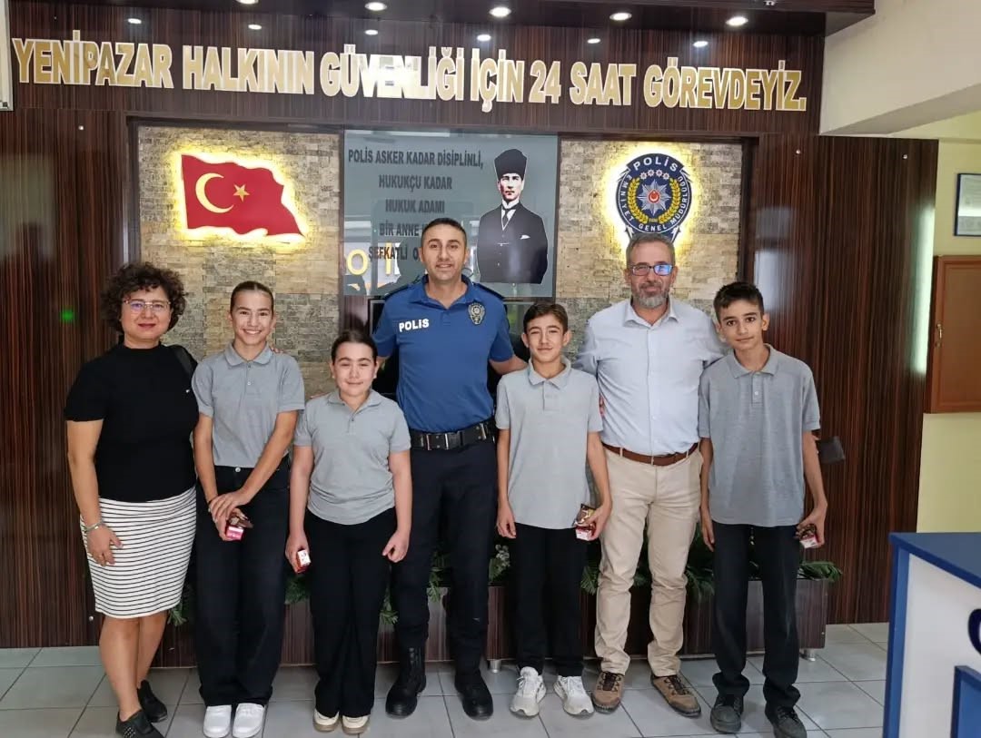 AYDIN’IN YENİPAZAR İLÇESİNDE 2026-2027 EĞİTİM-ÖĞRETİM YILININ BAŞLAMASI VE İLKÖĞRETİM HAFTASI KAPSAMINDA MERKEZ ORTAOKULU ÖĞRENCİLERİ, İLÇE EMNİYET AMİRLİĞİ’Nİ ZİYARET ETTİ.