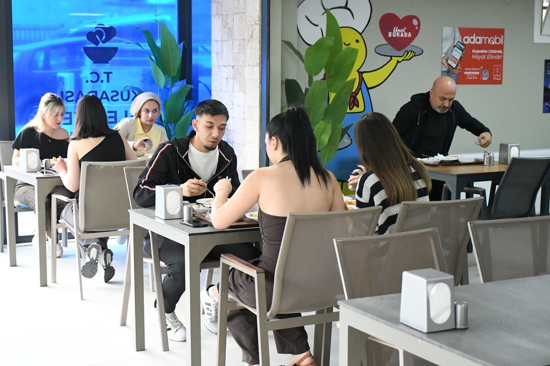 KUŞADASI KENT LOKANTASI, GÜNLÜK 500 KİŞİLİK YEMEK KAPASİTESİYLE KENT SAKİNLERİNE EKONOMİK, SAĞLIKLI VE DENGELİ ÖĞÜN İMKANI SAĞLIYOR.