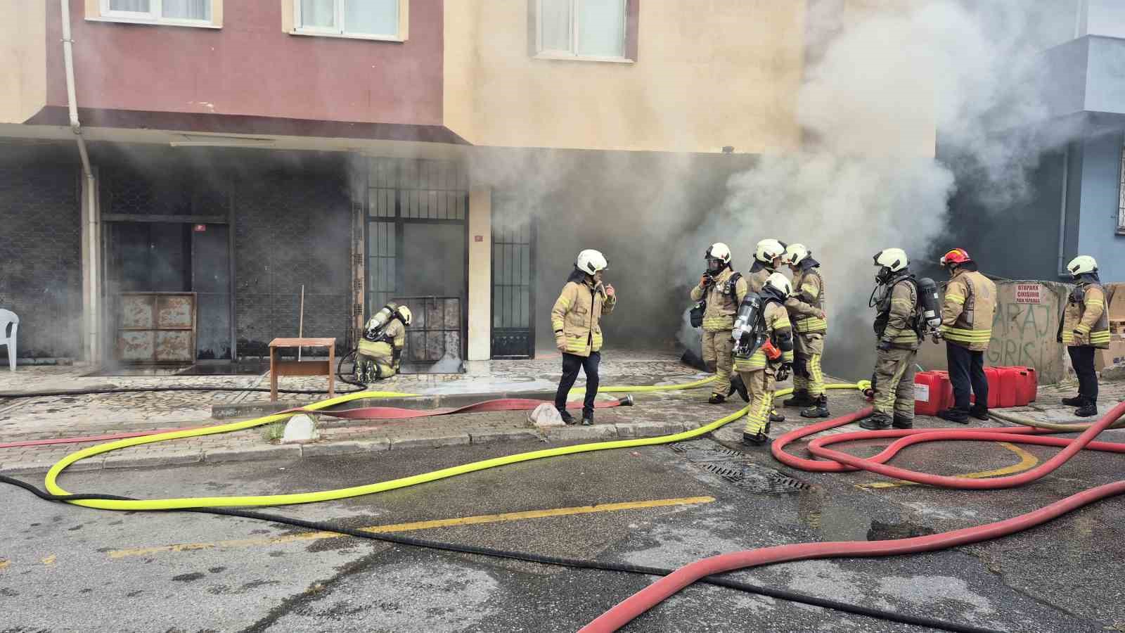 ÜSKÜDAR'DA 5 KATLI BİR BİNANIN GİRİŞ KATINDA ÇIKAN YANGIN İTFAİYE EKİPLERİ TARAFINDAN KONTROL ALTINA ALINARAK SÖNDÜRÜLÜRKEN, İŞYERİNDE MADDİ HASAR MEYDANA GELDİ.