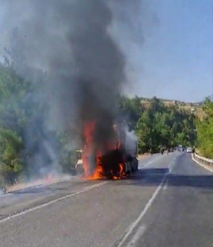 KAHRAMANMARAŞ'TA SEYİR HALİNDEKİ BİR KAMYON ALEV ALEV YANDI.