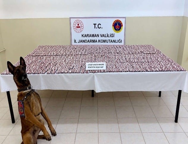 KARAMAN’DA JANDARMA EKİPLERİNİN GERÇEKLEŞTİRDİĞİ DENETİM VE UYGULAMALARDA 20 BİN ADET SENTETİK ECZA HAP İLE 8 KİLO 150 GRAM ESRAR ELE GEÇİRİLDİ.