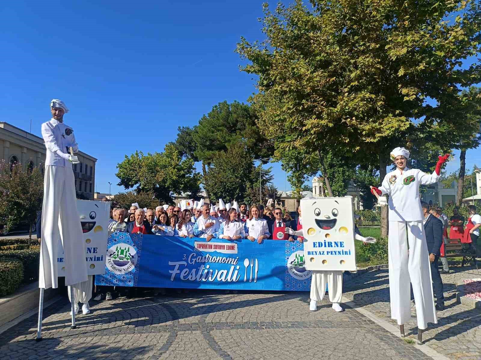 EDİRNE’NİN KÖKLÜ MUTFAK KÜLTÜRÜNÜ DÜNYAYA TANITMAYI HEDEFLEYEN 3’ÜNCÜ ‘TOPRAKTAN SOFRAYA EDİRNE GASTRONOMİ FESTİVALİ’ DÜZENLENEN KORTEJ VE AÇILIŞ PROGRAMIYLA BAŞLADI. 3 GÜN SÜRECEK FESTİVALİN BU YILKİ TEMASI, KENTİN COĞRAFİ İŞARETLİ DEĞERİ EDİRNE BEYAZ PEYNİRİ OLDU.