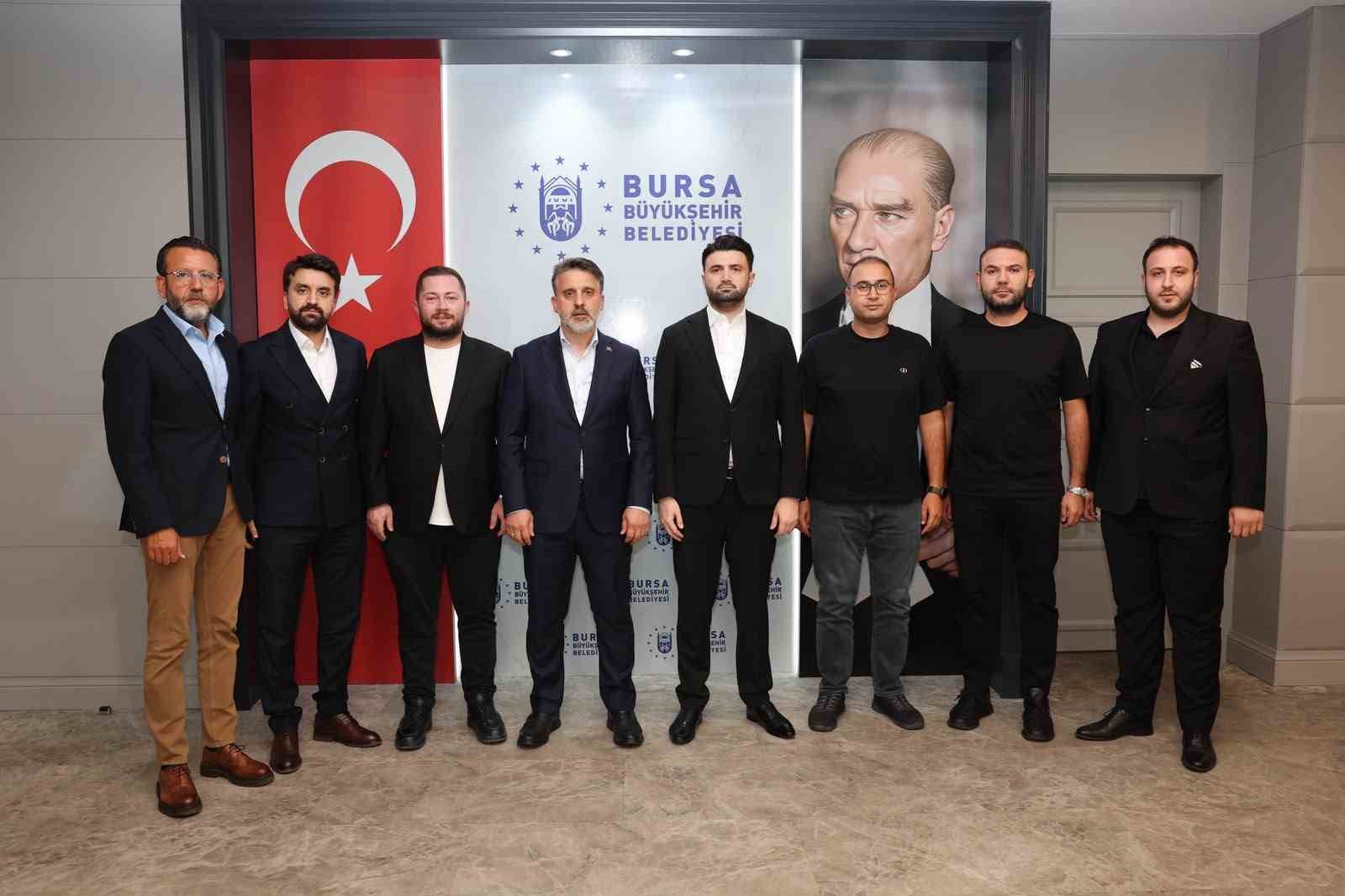 BURSA BÜYÜKŞEHİR BELEDİYE BAŞKAN VEKİLİ ŞAHİN BİBA, SÜPER LİG YOLUNDA EMİN ADIMLARLA İLERLEYEN BURSASPOR'A YENİ BİR SPONSORLUK DESTEĞİ MÜJDESİ VERDİ. BURSASPOR BAŞKANI ENES ÇELİK İSE BURSASPOR'A SAĞLADIĞI DESTEKLERDEN DOLAYI BAŞKAN VEKİLİ ŞAHİN BİBA'YA TEŞEKKÜR ETTİ.