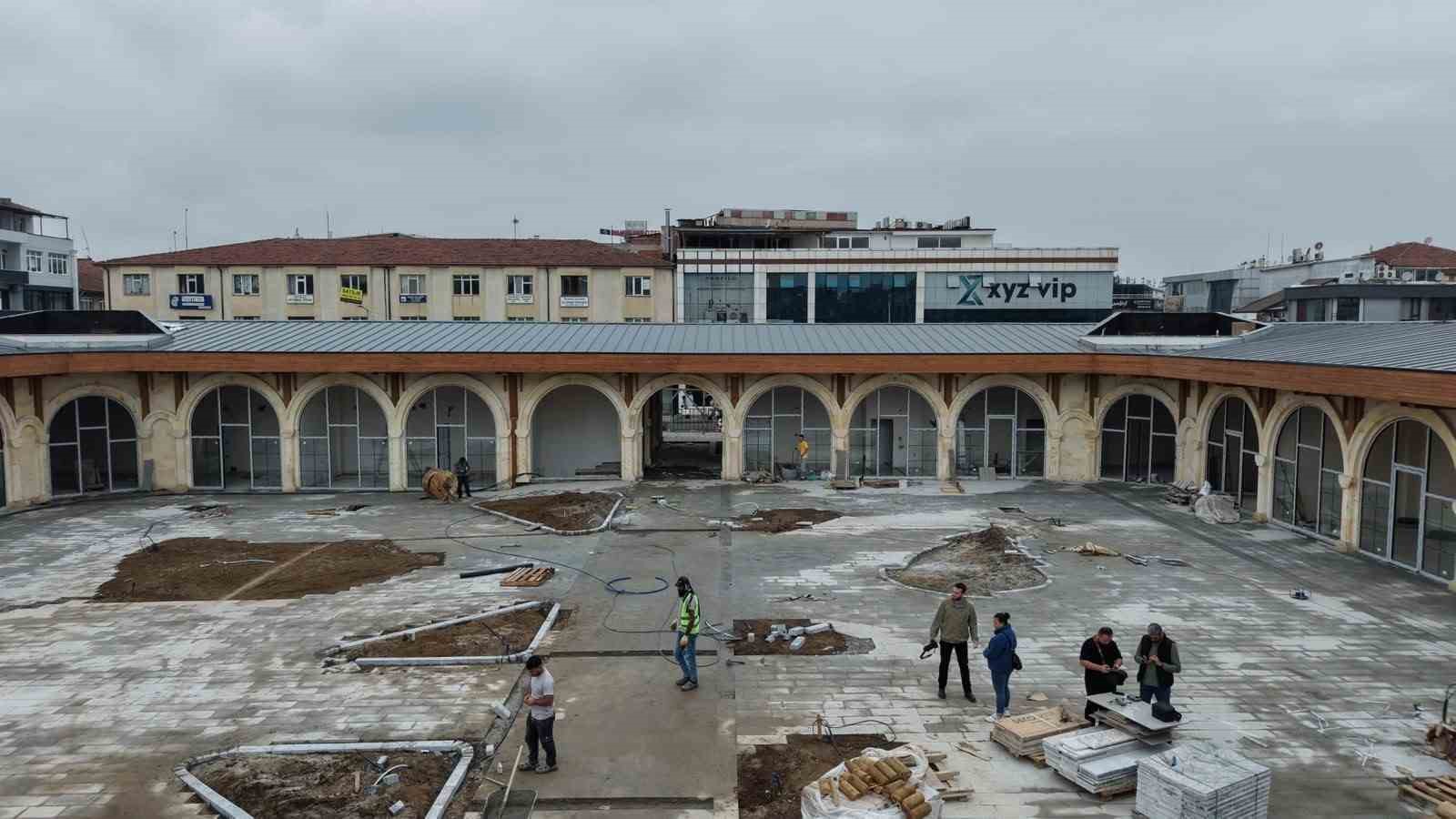 DÜZCE BELEDİYE BAŞKANI DR. FARUK ÖZLÜ’NÜN ŞEHİR MERKEZİNDE BAŞLATTIĞI DÖNÜŞÜM ÇALIŞMALARI KAPSAMINDA, “CAMİ-MEYDAN-ÇARŞI” KONSEPTİYLE PROJELENDİRİLEN CEDİDİYE KENT MEYDANI’NDA ÇALIŞMALAR HIZLA DEVAM EDİYOR.