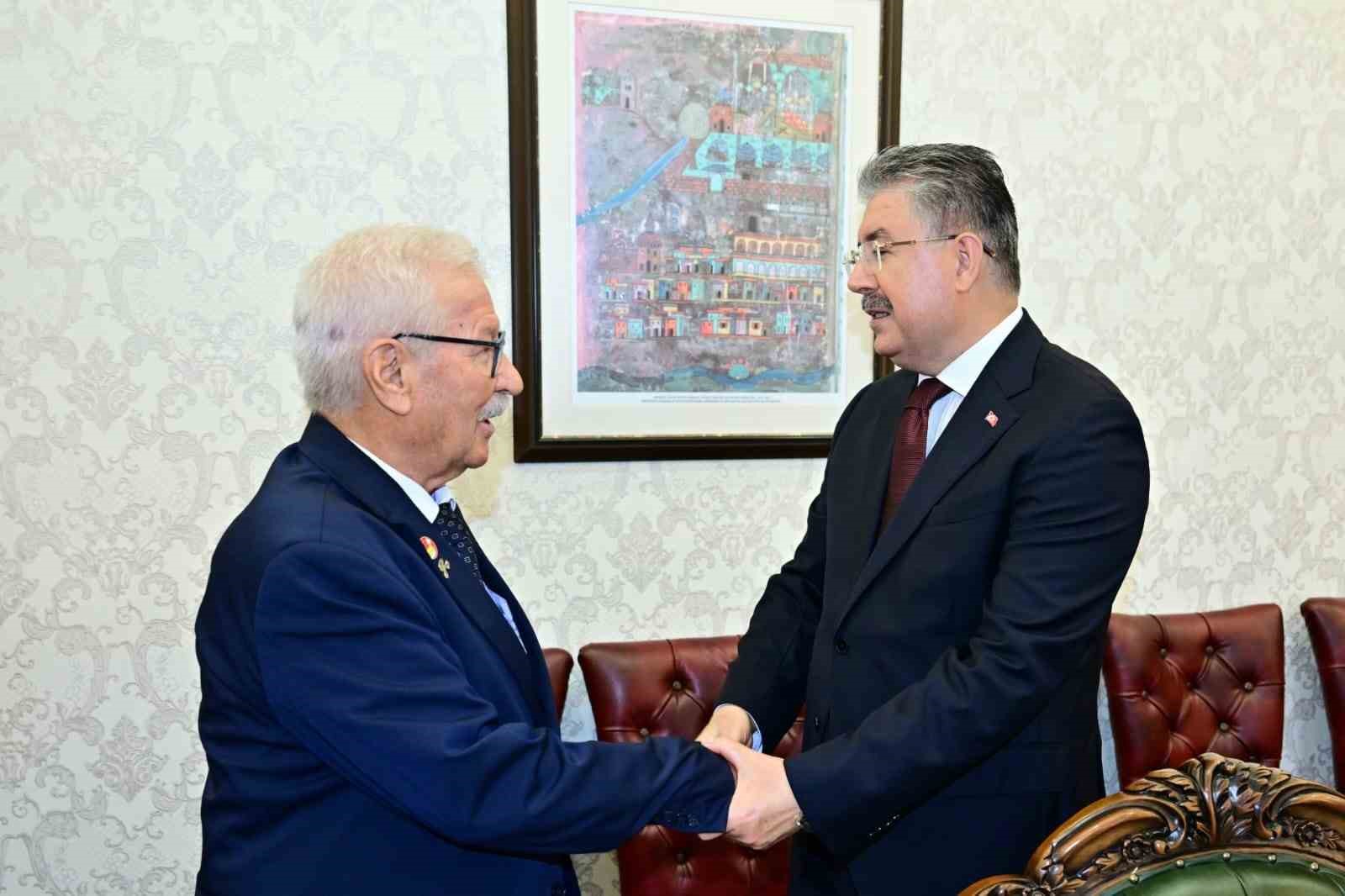 ESKİŞEHİR VALİSİ DR. ERDİNÇ YILMAZ, 19 EYLÜL GAZİLER GÜNÜ DOLAYISIYLA KENTTE FAALİYET GÖSTEREN GAZİ VE ŞEHİT AİLELERİ DERNEKLERİNİN TEMSİLCİLERİ İLE GAZİLERİ MAKAMINDA AĞIRLADI.