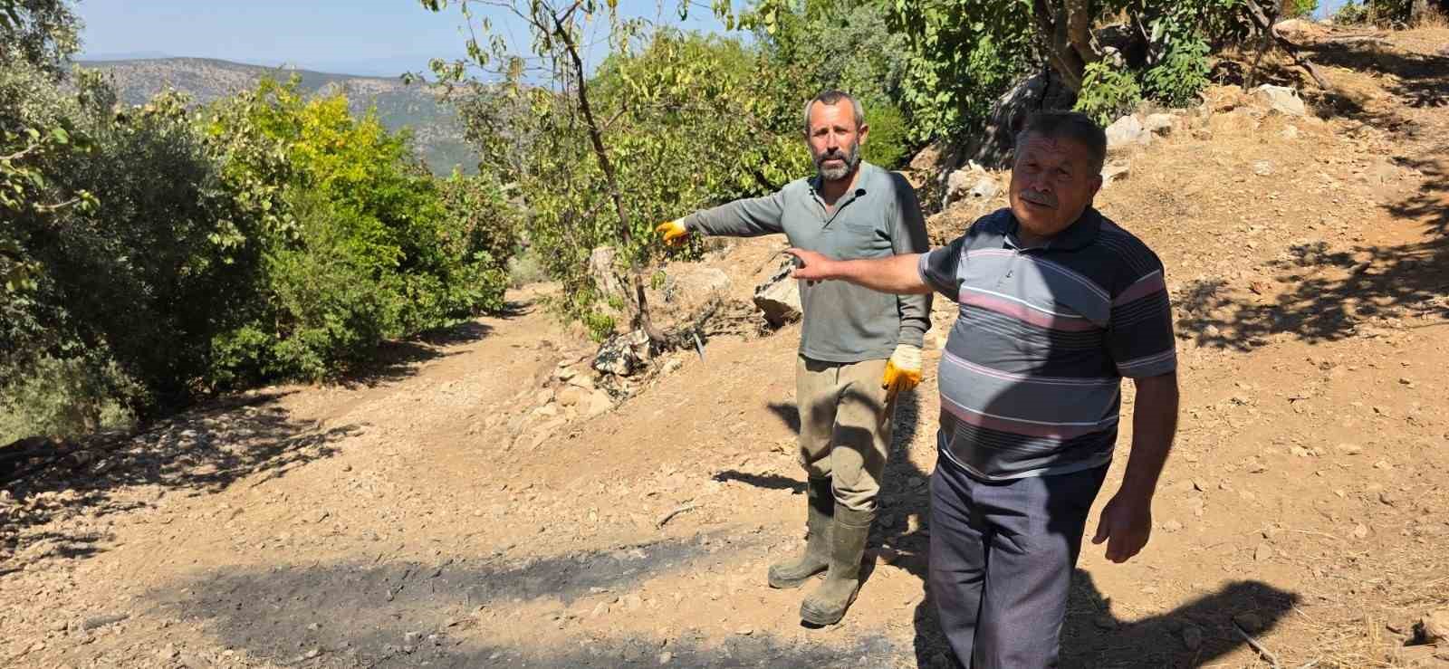 GÜNLÜK YAŞAMI DURMA NOKTASINA GETİREN YOLUN BAKIM VE ONARIMININ BİR AN ÖNCE YAPILMASINI TALEP EDEN VATANDAŞLAR, GÜVENLİ ULAŞIMA KAVUŞABİLMEK İÇİN İZMİR BÜYÜKŞEHİR BELEDİYESİ VE İZMİR BÜYÜKŞEHİR BELEDİYE BAŞKANI CEMİL TUGAY’A ÇAĞRIDA BULUNDU.