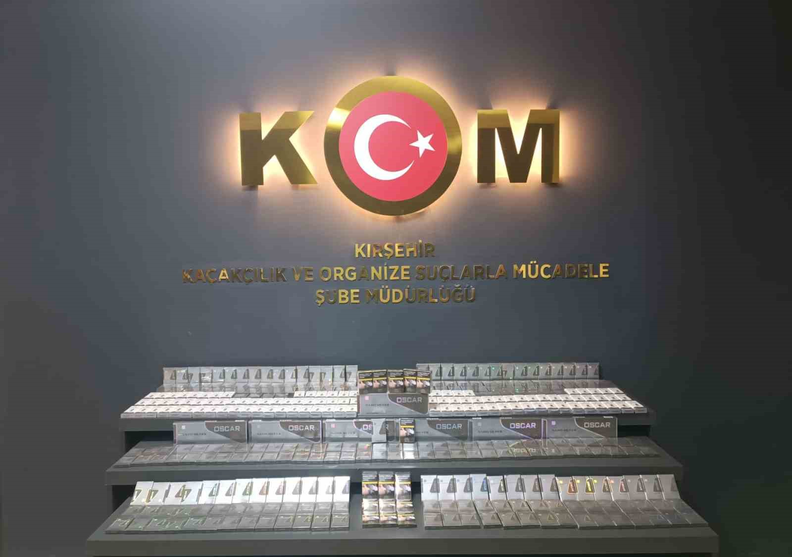 KIRŞEHİR’DE POLİS EKİPLERİNCE KAÇAKÇILIK FAALİYETLERİNİN ÖNLENMESİNE YÖNELİK YÜRÜTÜLEN ÇALIŞMALARDA DURDURULAN ARAÇTA 460 PAKET GÜMRÜK KAÇAĞI SİGARA ELE GEÇİRİLDİ.