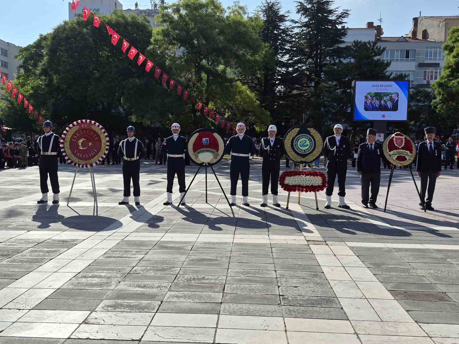 ESKİŞEHİR VALİLİĞİ MEYDANINDA DÜZENLENEN GAZİLER GÜNÜ ANMA PROGRAMI, ÇELENK SUNUMU, TÖREN KONUŞMALARI VE OKUNAN ŞİİRLERLE GERÇEKLEŞTİRİLDİ.