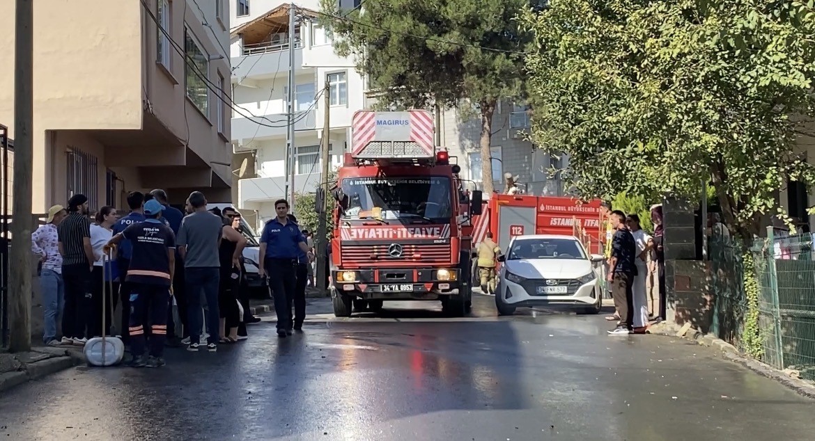 TUZLA’DA 2 KATLI BİR BİNANIN ÇATISI ALEV ALEV YANDI. YANGIN, İTFAİYE EKİPLERİNİN MÜDAHALESİYLE SÖNDÜRÜLDÜ.
