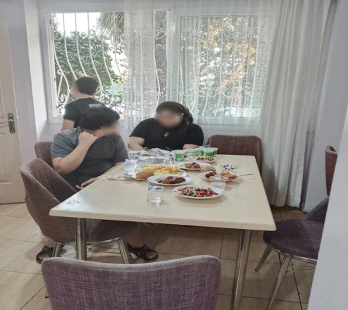 ADANA’DA BİR ANNE İLE İKİSİ ENGELLİ ÜÇ ÇOCUĞUNUN SAĞLIKSIZ KOŞULLARDA YAŞADIĞINA İLİŞKİN CİMER BAŞVURUSU ÜZERİNE EKİPLER HAREKETE GEÇTİ. ÇOCUKLAR GEÇİCİ KORUMAYA ALINIRKEN, ÇÖPLERDEN ARINDIRILIP TADİLATI YAPILAN EVDE AİLE YENİDEN SICAK YUVASINA KAVUŞTU.