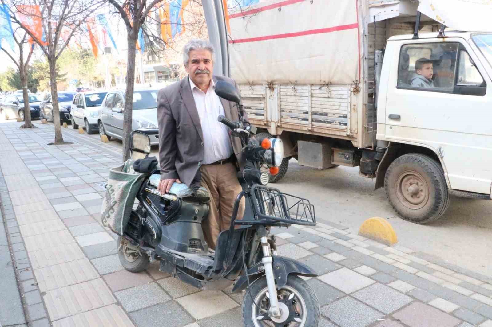 AFYONKARAHİSAR'DA 39 YIL İÇERİSİNDE GİRDİĞİ BAĞIMSIZ BELEDİYE BAŞKANLIĞI, MİLLETVEKİLLİĞİ VE MUHTARLIK OLMAK ÜZERE 19 SEÇİMİ KAYBEDEN MENDERES KOÇAK, 64 YAŞINDA HAYATINI KAYBETTİ.