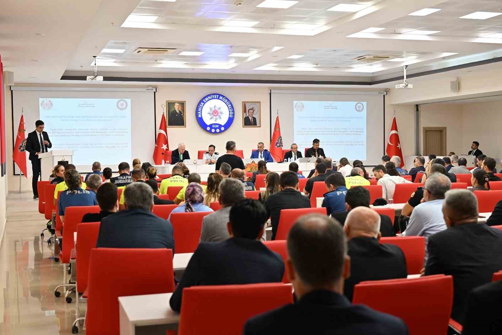 MANİSA’DA 2026-2027 EĞİTİM-ÖĞRETİM YILINDA DERS BAŞI YAPACAK YAKLAŞIK 270 BİN ÖĞRENCİNİN HUZURU VE GÜVENLİĞİ İÇİN OKUL ÇEVRELERİNDE ALINACAK ASAYİŞ, TRAFİK VE DİJİTAL GÜVENLİK TEDBİRLERİ GENİŞ KATILIMLI TOPLANTIDA MASAYA YATIRILDI.