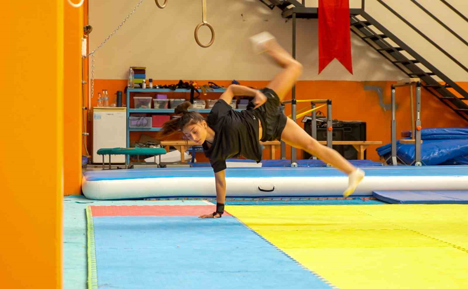 İSPANYA'NIN PAMPLONA KENTİNDE DÜZENLENEN AEROBİK CİMNASTİK GENÇLER DÜNYA ŞAMPİYONASI'NDA MÜCADELE EDEN MANİSALI MİLLİ SPORCU EKİN ÇINAR, TEK KADINLAR KATEGORİSİNDE 18.900 PUANLA GÜMÜŞ MADALYA KAZANARAK DÜNYA İKİNCİSİ OLDU.