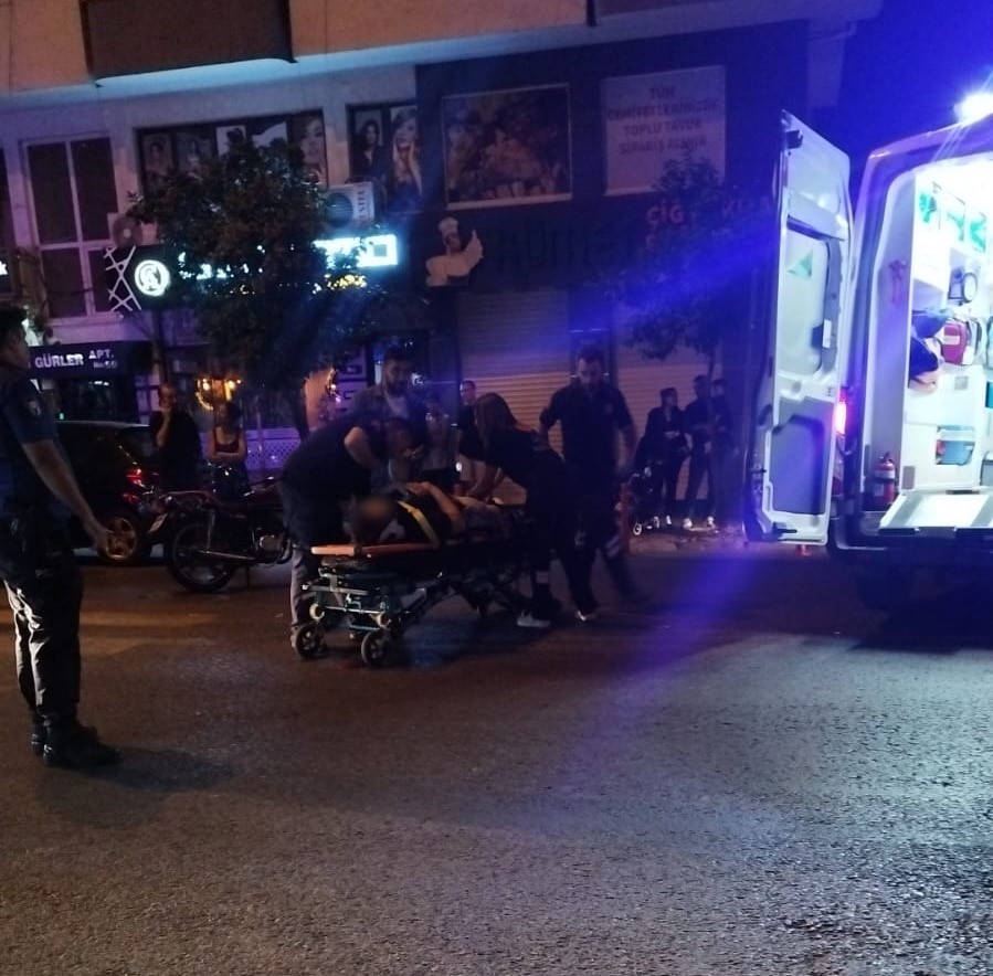AYDIN'IN EFELER İLÇESİNDE MOTOSİKLET İLE OTOMOBİLİN ÇARPIŞMASI SONUCU MEYDANA GELEN KAZADA 1 KİŞİ YARALANDI.