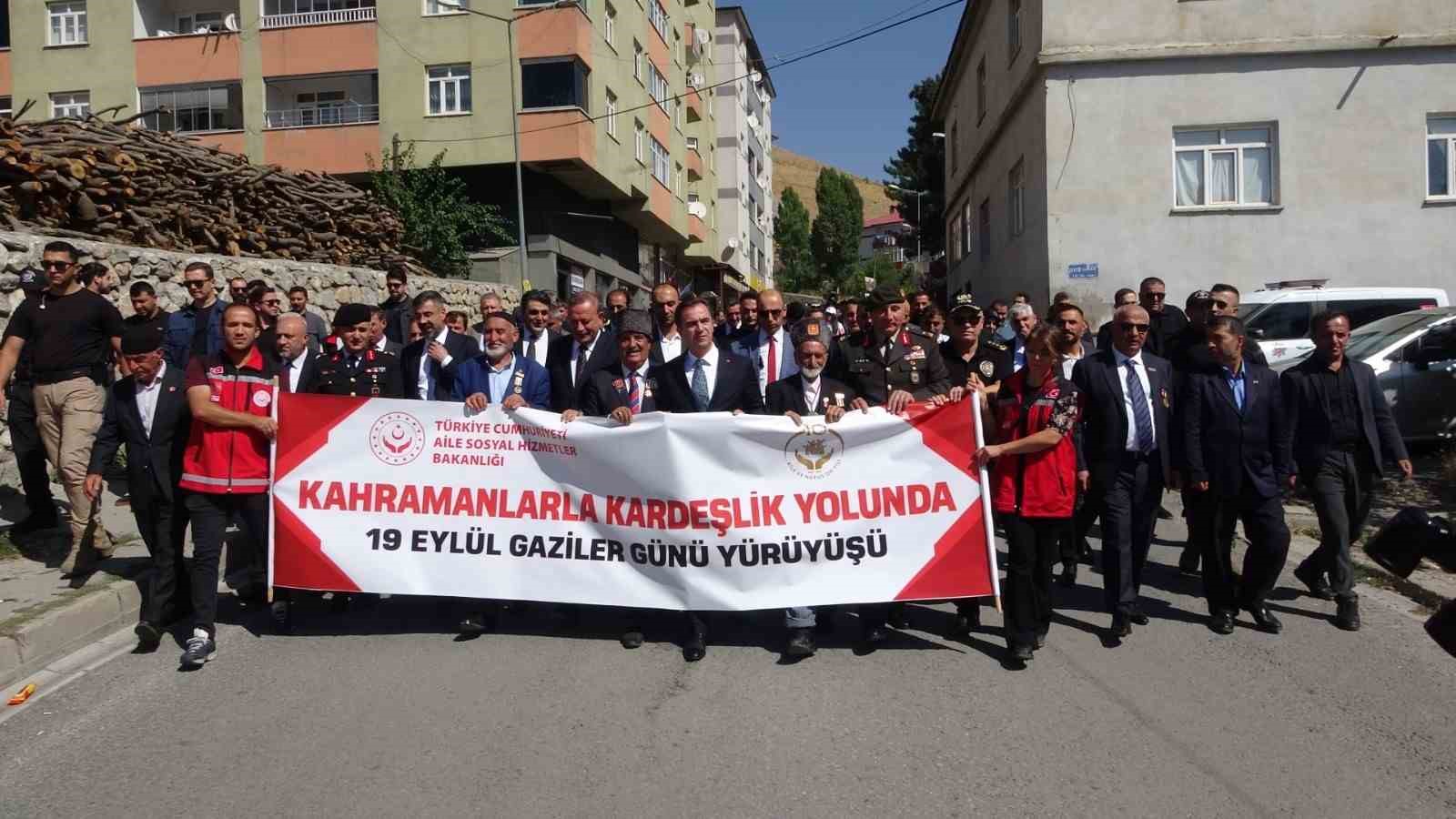 BİTLİS’TE, 19 EYLÜL GAZİLER GÜNÜ DOLAYISIYLA 81 İLDE EŞ ZAMANLI DÜZENLENEN "KAHRAMANLARLA KARDEŞLİK YOLUNDA 19 EYLÜL GAZİLER GÜNÜ YÜRÜYÜŞÜ" GERÇEKLEŞTİRİLDİ.