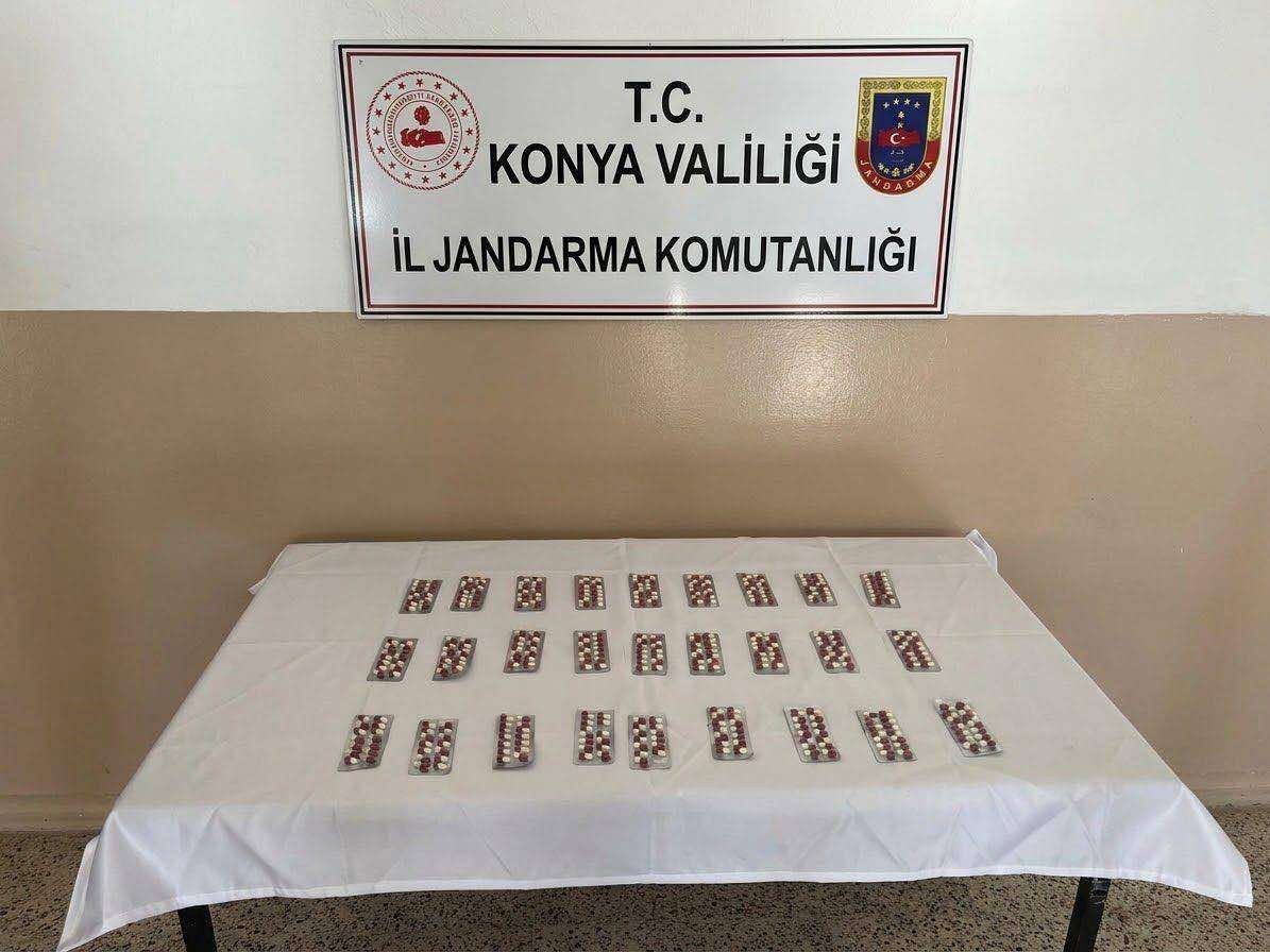 KONYA’DA JANDARMA EKİPLERİ TARAFINDAN YAPILAN OPERASYONDA ÇOK SAYIDA UYUŞTURUCU MADDE ELE GEÇİRİLDİ.