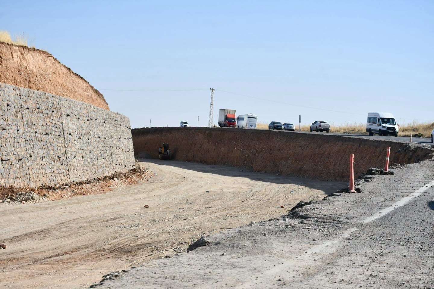 ŞIRNAK MİLLETVEKİLİ ARSLAN TATAR, YAPIMI DEVAM EDEN CİZRE - SİLOPİ YOLU ŞANTİYESİNİ ZİYARET EDEREK YÜRÜTÜLEN ÇALIŞMALARI YERİNDE İNCELEDİ.