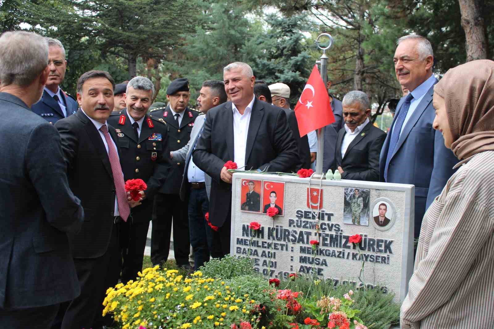 VALİ ÇİÇEK VE PROGRAMA KATILANLAR ŞEHİT KABİRLERİNE KARANFİL BIRAKTI.
