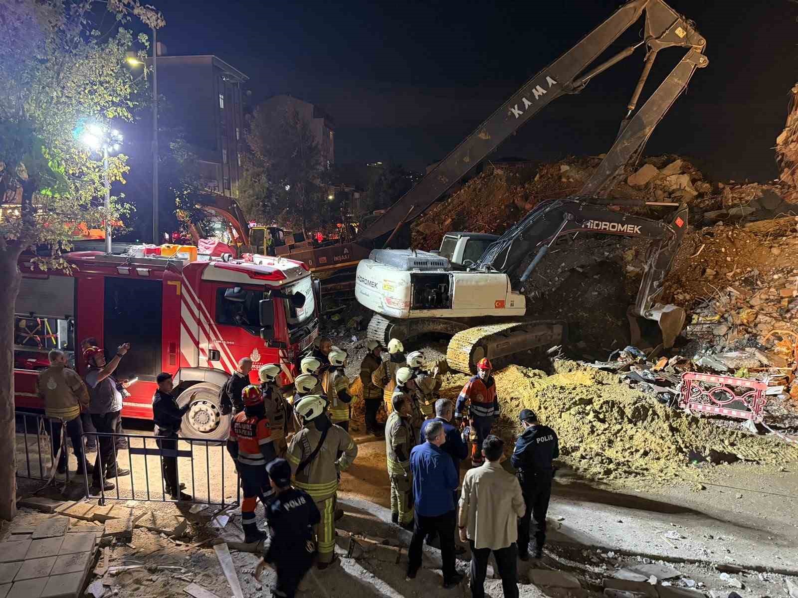 KÜÇÜKÇEKMECE’DE, KENTSEL DÖNÜŞÜM KAPSAMINDAKİ BİNA AKŞAM SAATLERİNDEN KENDİLİĞİNDEN ÇÖKTÜ. AFAD VE İTFAİYE EKİPLERİ, ÇÖKEN BİNADA TEDBİR AMAÇLI ÇALIŞMA BAŞLATTI.