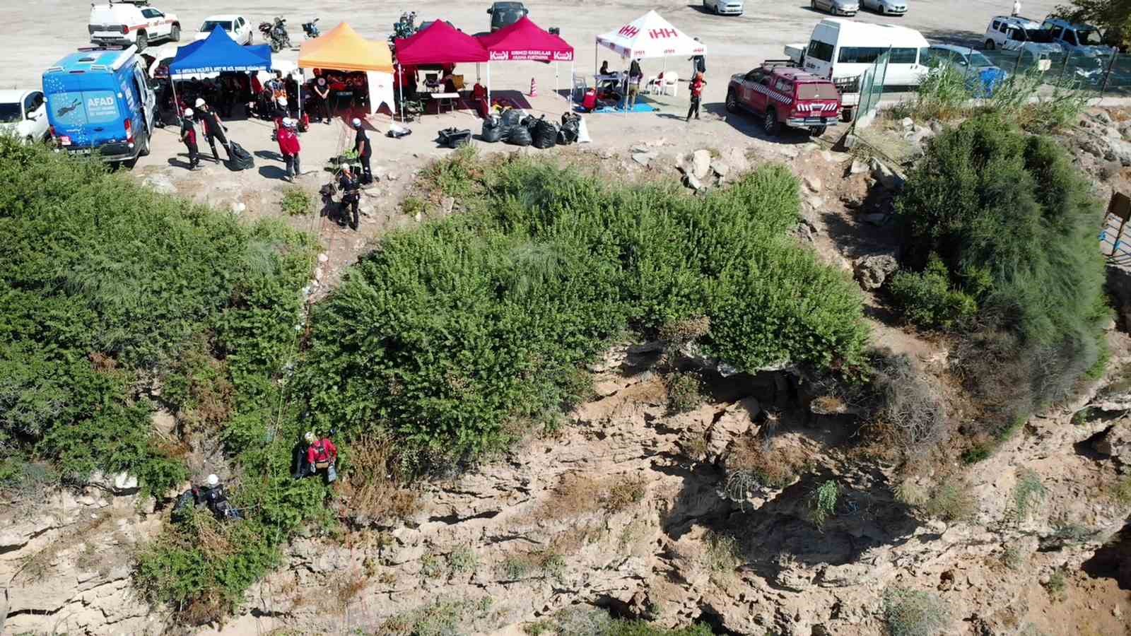 ANTALYA MAVİ AKDENİZ İNİSİYATİFİ ÇALIŞMALARI KAPSAMINDA RESMİ VE SİVİL ARAMA KURTARMA EKİPLERİ TARAFINDAN LARA BÖLGESİNDE YAKLAŞIK 35 METRELİK FALEZLERİN YANI SIRA SU ALTINDA TEMİZLİK ÇALIŞMASI YAPILDI.