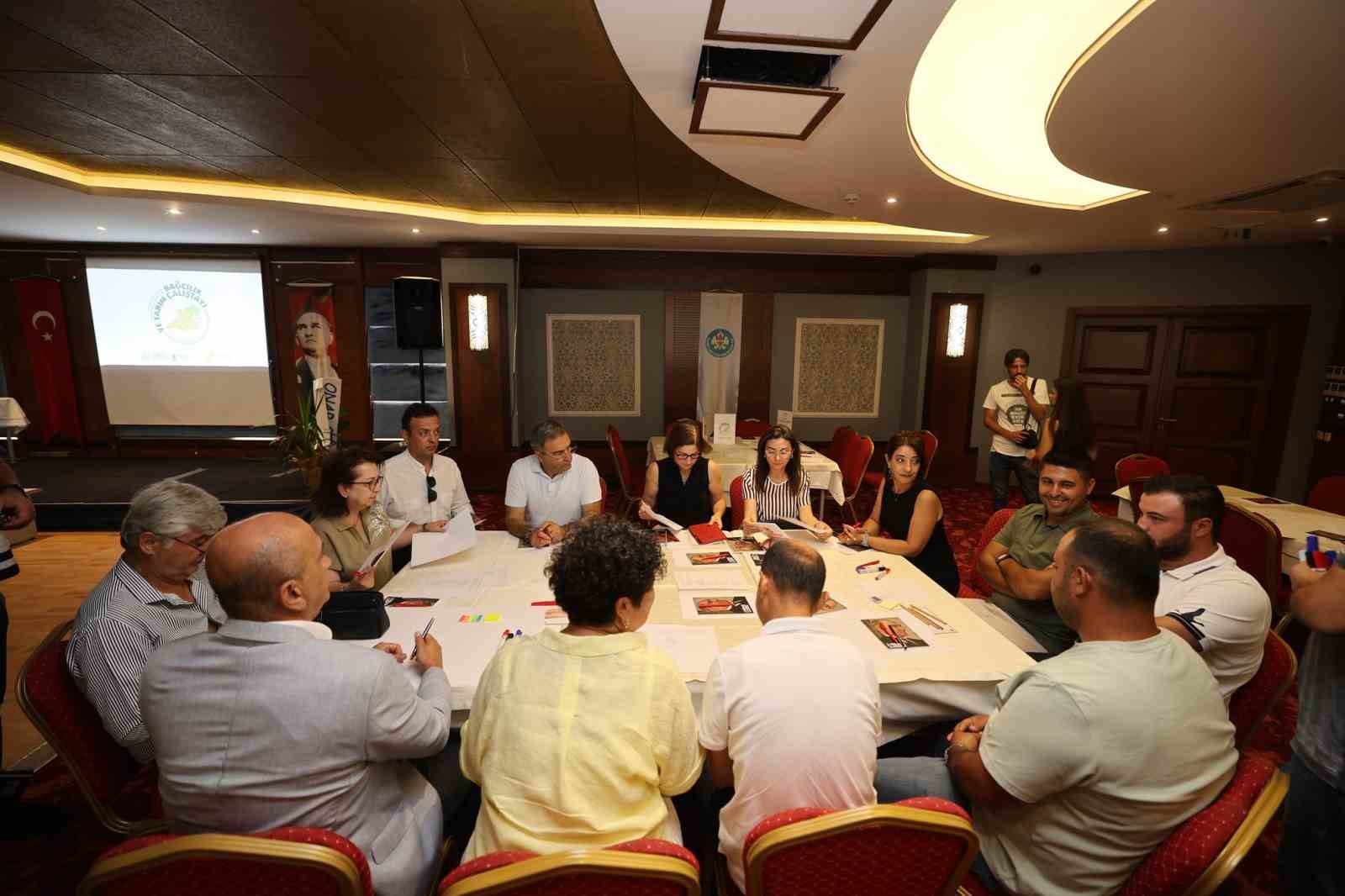 MANİSA BÜYÜKŞEHİR VE ŞEHZADELER BELEDİYELERİ İŞ BİRLİĞİYLE DÜZENLENEN MANİSA BAĞCILIK VE TARIM ÇALIŞTAYI’NIN SONUÇ BİLDİRGESİNDE KURAKLIK TEHLİKESİNE KARŞI HAVZA BAZLI SU YÖNETİMİ, ARTAN GİRDİ MALİYETLERİ KARŞISINDA ÜRETİCİNİN KORUNMASI VE TMO'NUN ETKİN ROL ALMASI GEREKTİĞİ VURGULANDI.