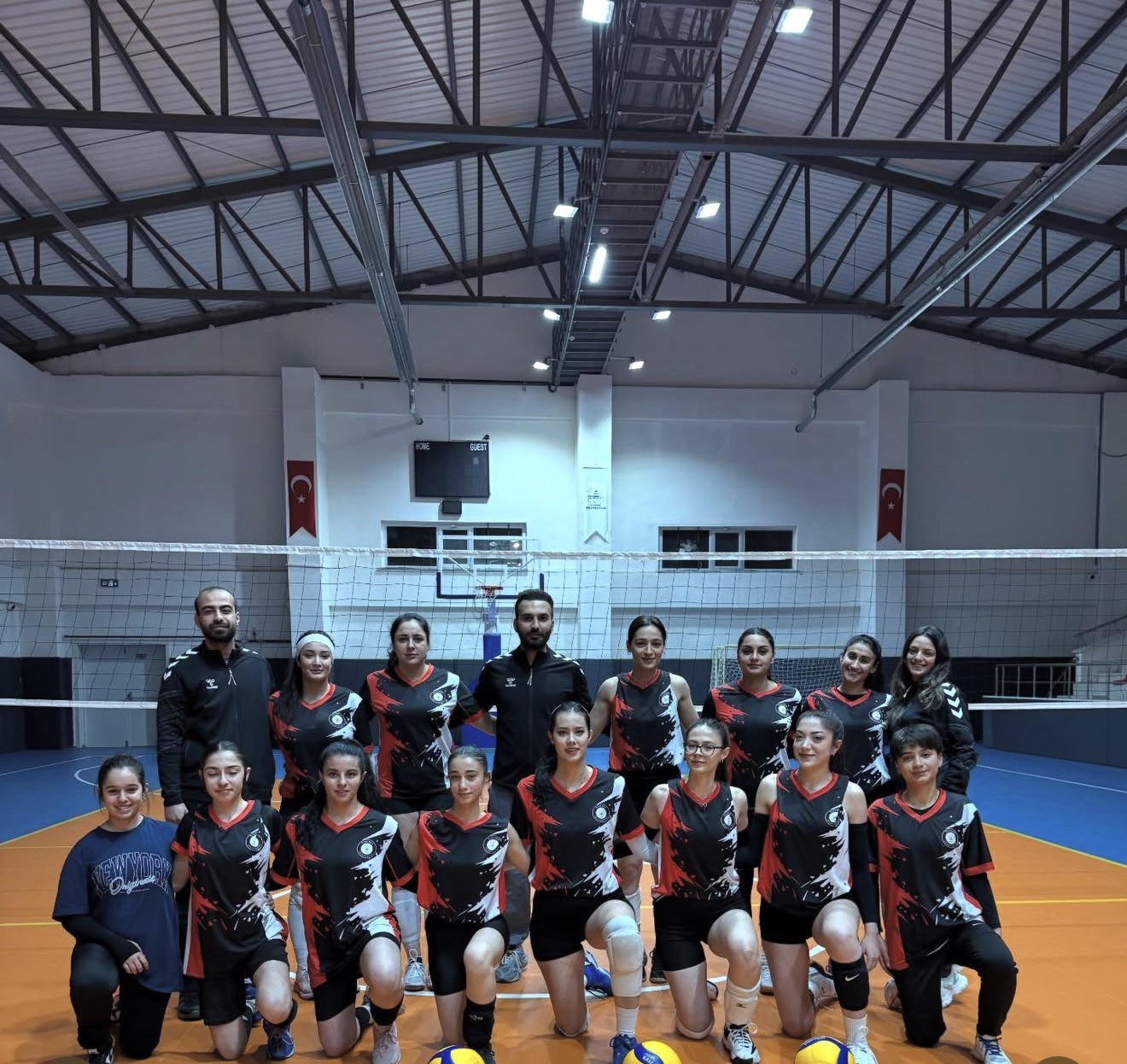 ŞANLIURFA’NIN SİVEREK İLÇESİNDE SPOR CAMİASINDA PEŞ PEŞE LİGDEN ÇEKİLME KARARLARI GELDİ. SİVEREK BELEDİYESPOR’UN BÖLGESEL AMATÖR LİG’DEN (BAL) ÇEKİLMESİNİN ARDINDAN SİVEREK KADIN VOLEYBOL TAKIMI DA 2. LİG MÜSABAKALARINDA YER ALMAYACAĞINI AÇIKLADI.