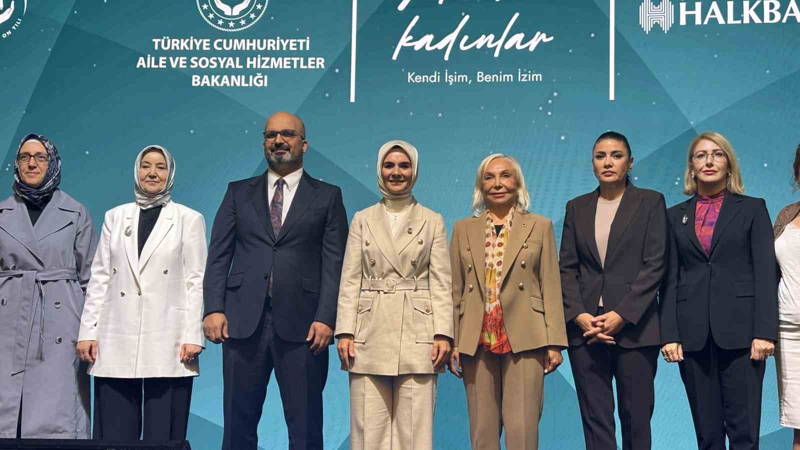 AİLE VE SOSYAL HİZMETLER BAKANLIĞI İLE HALKBANK İŞ BİRLİĞİNDE YÜRÜTÜLEN "YÜKSELEN KADINLAR: KENDİ İŞİM, BENİM İZİM" PROGRAMI İSTANBUL’DA DÜZENLENDİ. PROGRAMA AİLE VE SOSYAL HİZMETLER BAKANI MAHİNUR ÖZDEMİR GÖKTAŞ VE ÇOK SAYIDA DAVETLİ KATILDI.